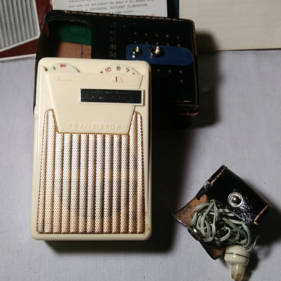 Universal 6 Transistor Eliminator Radio With Leather Case - Picture 3 of 7